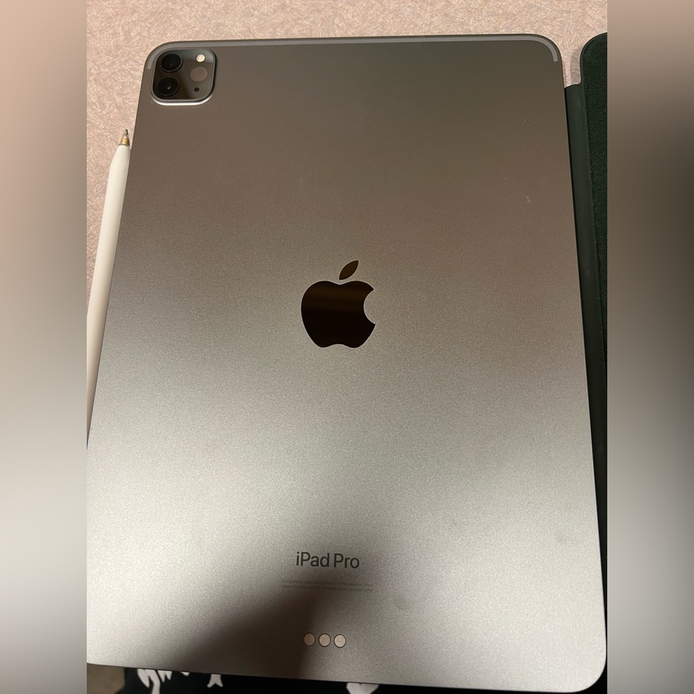 iPad Pro 4th gen 256gb 11” with Apple Pencil (2nd gen) and magnetic folio case - Picture 4 of 5